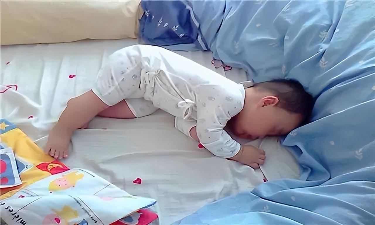 Kubet: Trẻ ngủ "lăn lộn khắp giường" thực chất là gửi thông điệp đến bố mẹ