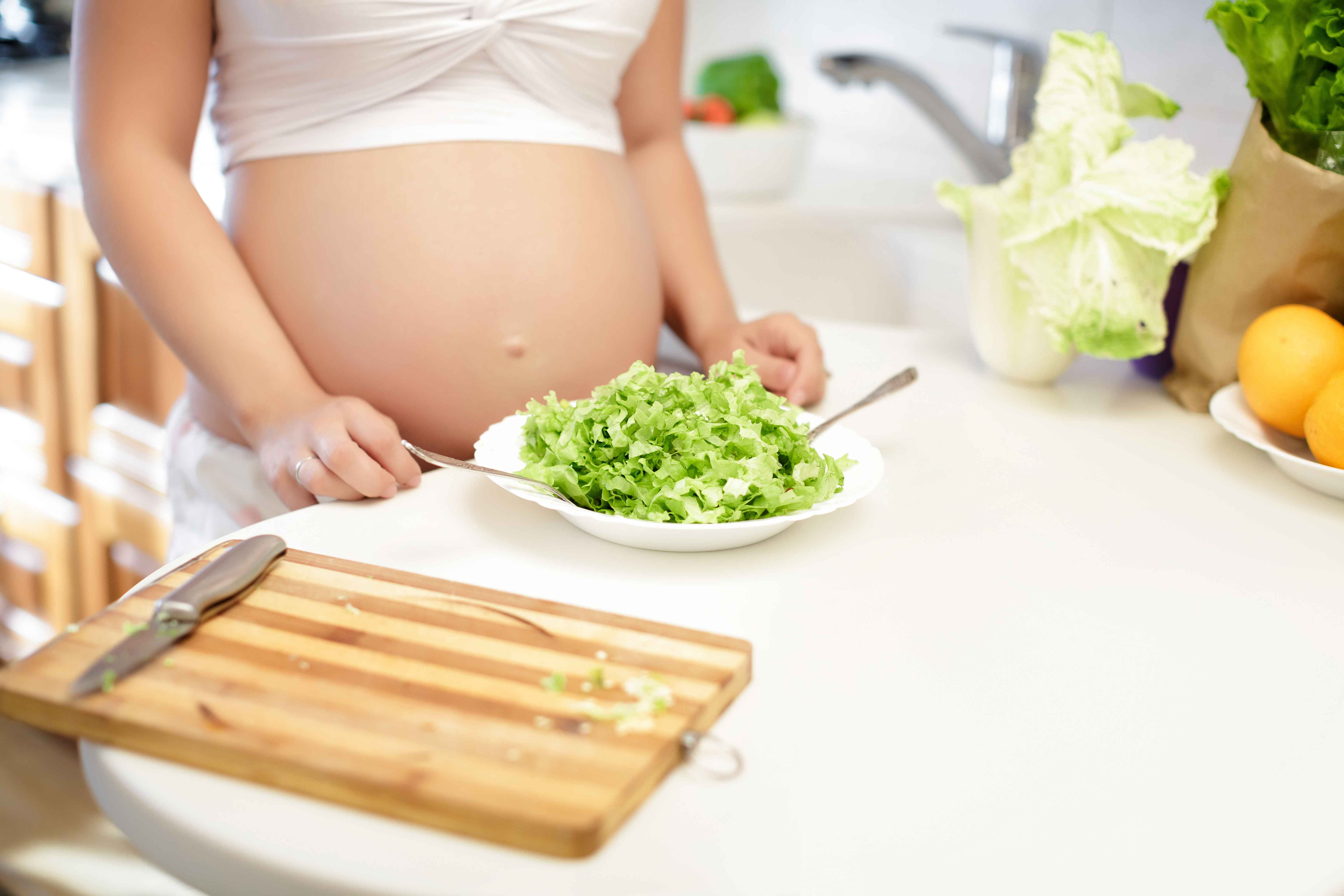 Kubet: Bà bầu không được ăn cua? Bác sĩ sản phụ khoa: 3 thực phẩm này