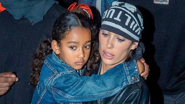 Bianca Censori đã giúp chăm sóc các con của Kanye West (Hình ảnh: Kubet)